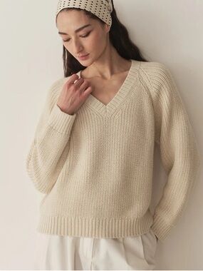 Doen Cream V-Neck Emmons Sweater